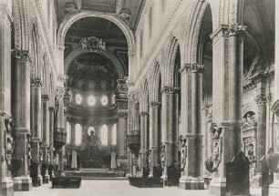 Neapel. Italien. Ansicht des Inneren der Kathedrale (Mittelschiff) von Neapel (ital. Duomo di Santa Maria Assunta).