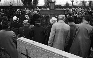 Gedenkstunde der Heimatvertriebenen und Sudetendeutschen an Allerheiligen beim Vertriebenen-Gedenkkreuz auf dem Karlsruher Hauptfriedhof.