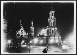 Dresden in Nachtbeleuchtung : Dresden. Blick von der Brühlschen Terrasse auf den Schlossplatz mit Residenzschloss und Katholischer Hofkirche