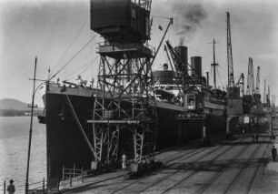 Bremen. Passagierdampfer Sierra Cordoba in einem Hafen