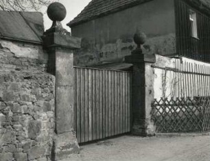 Radebeul, Weinbergstraße 28. Ehemaliges Winzerhaus "Haus Lorenz" (um 1680). Toranlage