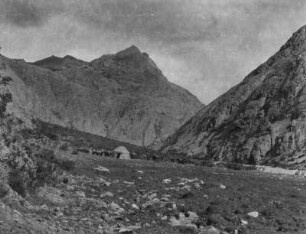 Lager : Eine Jurte in einem Tal, möglicherweise ein Lager der Expedition im Tian Shan Hochgebirge