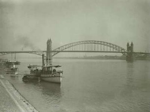 Bonn, Straßenbrücke über den Rhein. Blick von der Schiffsanlegestelle Alter Zoll mit Dampffährboot "Mosel"