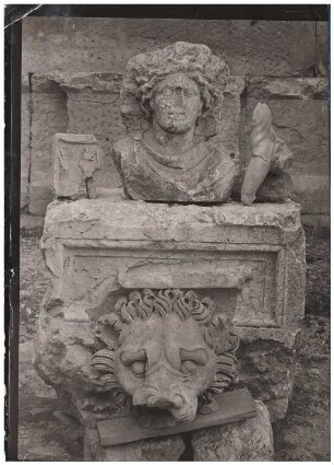 Relieffragmente und Wasserspeier, Baalbek: Ansicht