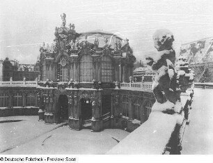 Dresden-Altstadt. Zwinger (1709-1728; M. D. Pöppelmann, B. Permoser). Nymphenbad. Blick von der Terrasse zum Wallpavillon