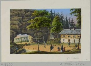 Das Felsentor Kuhstall auf dem Neuen Wildenstein zwischen Schmilka und dem Kirnitzschtal in der Sächsischen Schweiz von Nordosten, mit Gasthaus