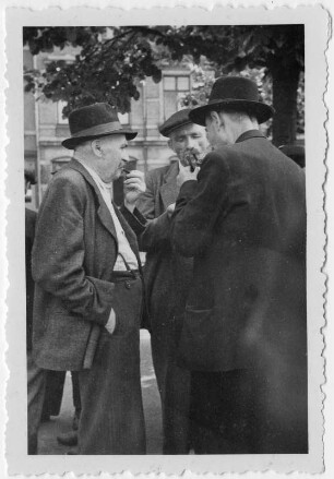 Männer im Gespräch auf dem Marktplatz in Zwickau