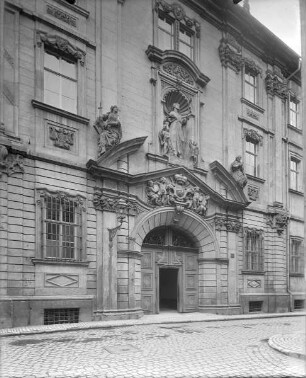Portal mit Wappen des Fürstbischofs Johann Philipp von Greiffenklau, Personifikationen von Glaube und Liebe und eine Figur des Guten Hirten