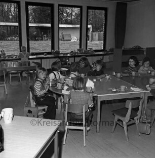 Waldstraße: Kindergarten des Schulverbandes Hoisdorf-Oetjendorf vor Einweihung: vorn Kinder an Tischen beim Essen