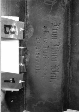 Grabstein 1 (Index: 99797996) Material: Sandstein, weiß Zustand: gut Maße HxBxT: 192x62x20 cm Beschreibung: Stele, eingezogener Rundbogenabschluß mit dreieckigem Aufsatz, getreppter Sockel Symbolik: neogotisch, Maßwerk, Dreipaßbogen: Grabstein 1B