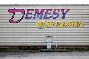 Frankreich. Franche Comte. Haute Saone. Ronchamp. Ehemalige Tankstelle vor Getränke Handel