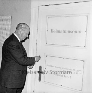 Heimatmuseum: Mühlenstraße: Wiedereröffnung: Gerhard Schulz vom städtischen Kulturamt öffnet das Museum