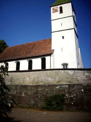 Ansicht von Süden mit Kirche (Kirchturm im Kern Frühgotisch-Langhaus 1841 neu erbaut) über Kirchhofmauer (Wehrgang mit Steinbrüstung im 19 Jh abgteragen)