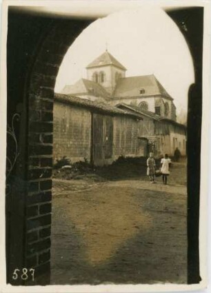 Zwei Mädchen vor einer Kirche in Frankreich