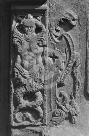 Relief am Portal der katholischen Pfarrkirche Hirschberg