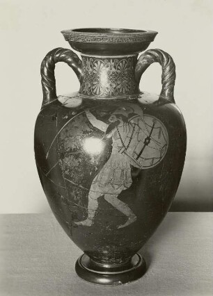 Strickhenkelamphora mit gerüstetem Krieger und Herakles