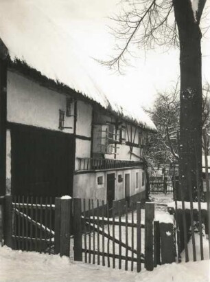 Verschneiter Bauernhof in einem Erzgebirgsdorf (in Seiffen-Heidelberg oder in Ullersdorf bei Dresden)