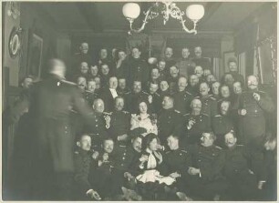 Weihnachtsabend des Regiments (ca. sechsundfünfzig Personen, darunter zwei Damen) in einem Zimmer des Offizierskasinos