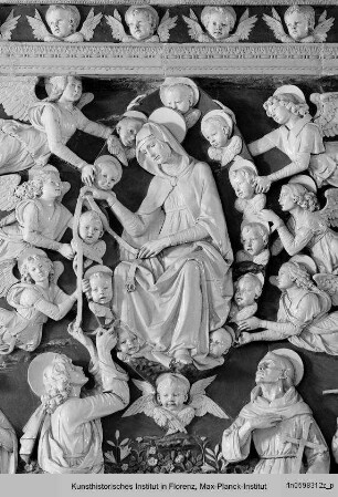 Altarretabel mit Mariae Himmelfahrt : Mariae Himmelfahrt mit Gürtelspende