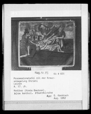 Kreuzannagelung Christi : Prozessionstafel mit Darstellung der Kreuzannagelung Christi. Leinen. Anfang 17. Jahrhundert. Radibor, Alte Pfarrkirche