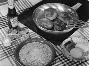 Krafts Rezeptaufnahmen. Pfanne mit Buletten, Schale mit Reis, Kraft's Velveta-Schmelzkäse-Ecken, Eier und Flasche Kraft's Tomatenketchup