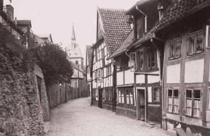 Detmold, Stadt : Detmold. Hinter der Mauer. Blick zum Turm der Katholischen Kirche