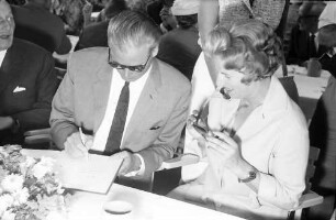 Chemiker; Bayrisches Frühstück im Spielkasino Lindau 1.7.: ?, ?, Mitarbeiter Stadt Linau? mit Goldenem Buch