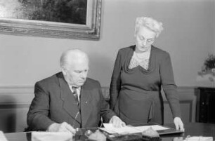 Reportage: Präsident Wilhelm Pieck im Schloss Niederschönhausen : Wilhelm Pieck mit seiner Tochter Elly Winter am Schreibtisch