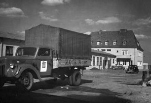 Herzogenaurach. Glockwerk KG. Außenansicht mit Lieferfahrzeug
