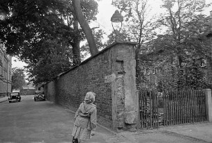 Mauerrest längs der Lehmann- und Englerstraße vor dem wiederaufgebauten Aulagebäude der Technischen Hochschule.