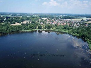 Grabau: Luftbild des Grabauer Sees mit Blick auf Ostseite, dahinter der Ort