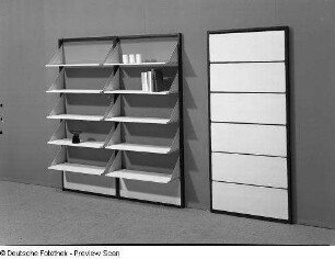 Faltregal : Faltregale (1972; Hochschule für Kunst und Design Halle (Burg Giebichenstein)). Linkes Regal ausgeklappt und mit Büchern bestückt; rechtes Regal zugeklappt