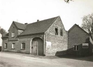 Schleife, Friedensstraße 71. Gehöft (um 1910/1920). Straßenansicht (mit rechtem Hofflügel)