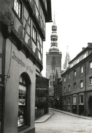 Soest, Petrikirche : Soest. Petristraße. Blick vom Haus zur Rose (Freiligrathhaus) gegen die Petrikirche