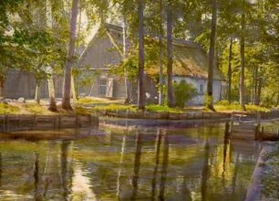Lehde im Spreewald. Kleines Gehöft mit Wohnstallhaus. Blick über ein Fließ mit Holzspundwand-Befestigung und Fischkasten