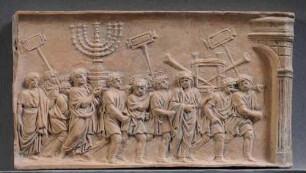 Neuzeitliche Miniaturkopie des Beutereliefs vom Durchgang des Titusbogens in Rom