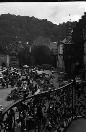 Freiburg i. Br.: Blick vom Balkon des erzbischöflichen Palais auf den Marktplatz, mit Geländer