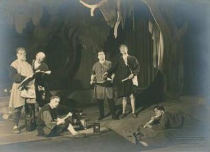 "Ein Sommernachtstraum" von William Shakespeare. Szenenbild mit Walther Kottenkamp als Squenz, Tom Farecht, Frank Ostwald, Friedrich Lindner als Zettel, Paul Hoffmann als Flaut und Martin Hellberg. 3. Akt, 1. Szene. Dresden: Schauspielhaus, 12.06.1930