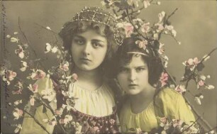 [Zwei Mädchen zwischen Blumen]