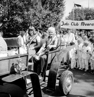 Schützen- und Volksfest: Veranstalter Heimatring und Ahrensburger Schützengilde: Umzug: Ponykutsche mit dem Jugend-Königspaar Christine Vorwerk, Garrelt Krull: dahinter Judo-Club Ahrensburg, 22. August 1976