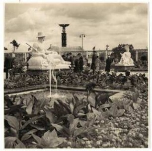Gartenschau Sommerblumen am Funkturm, Berlin: Wasserbecken umgeben von Sommerblumen, dahinter zwei Plastiken
