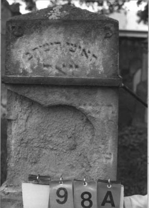 Grabstein 98 (Index: 99787126) Zustand: stark verwittert Maße HxBxT: 149x41x12 cm Besonderheit: vgl. Nr. 99: Grabstein 98A