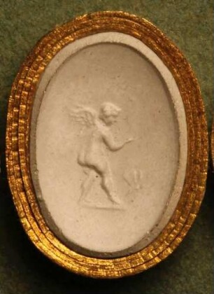Cupido im Begriff, einen Schmetterling zu fangen (Daktyliothek, Erstes Mythologisches Tausend)