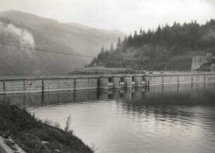Ostkarpaten, Rumänien. Bicaz-Stausee im Bistrita-Tal. Blick auf die Staumauer von der Wasserseite