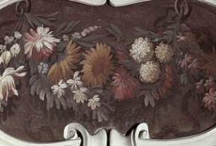 Blumenvasen und Girlanden