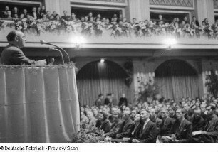 Gerhart Eisler und Publikum