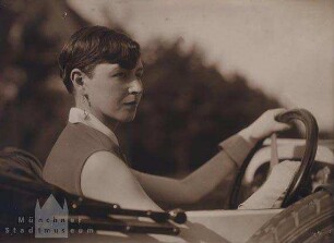 Junge Dame im Cabriolet