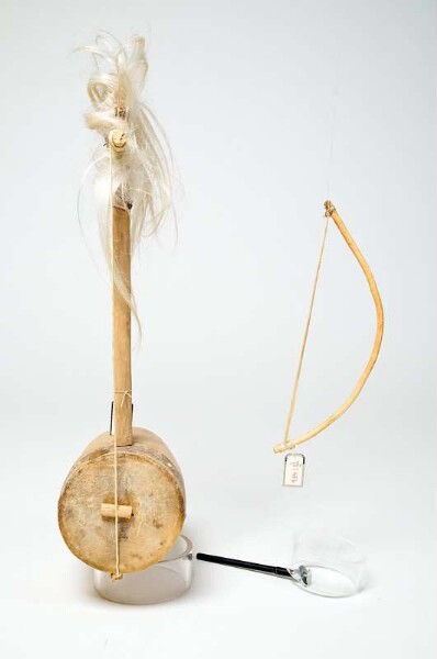 Tubular lute with bow