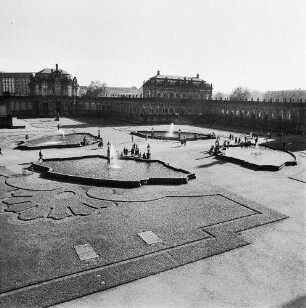 Dresden-Altstadt. Zwinger (1709-1728; M. D. Pöppelmann, B. Permoser). Zwingerhof mit Rasenspiegeln und Brunnenbecken, Stadtpavillon, Bogengalerie, Porzellanpavillon und Langgalerie