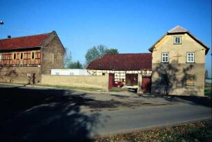 großes Gehöft mit verputztem Wohnhaus; Hofmauer, hinten Scheune